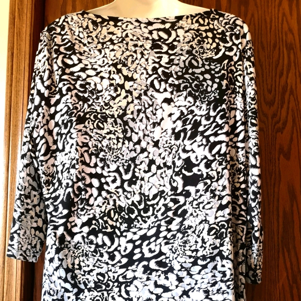 Loose fitting top black cream and white
